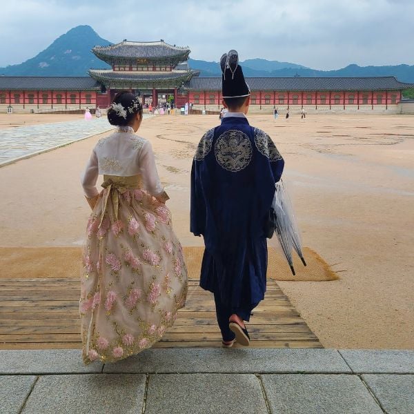 30 Best Free Things To Do In Seoul: Cheap Fun In Seoul 2025 7 Couple in hanbok at a royal palace in Seoul
